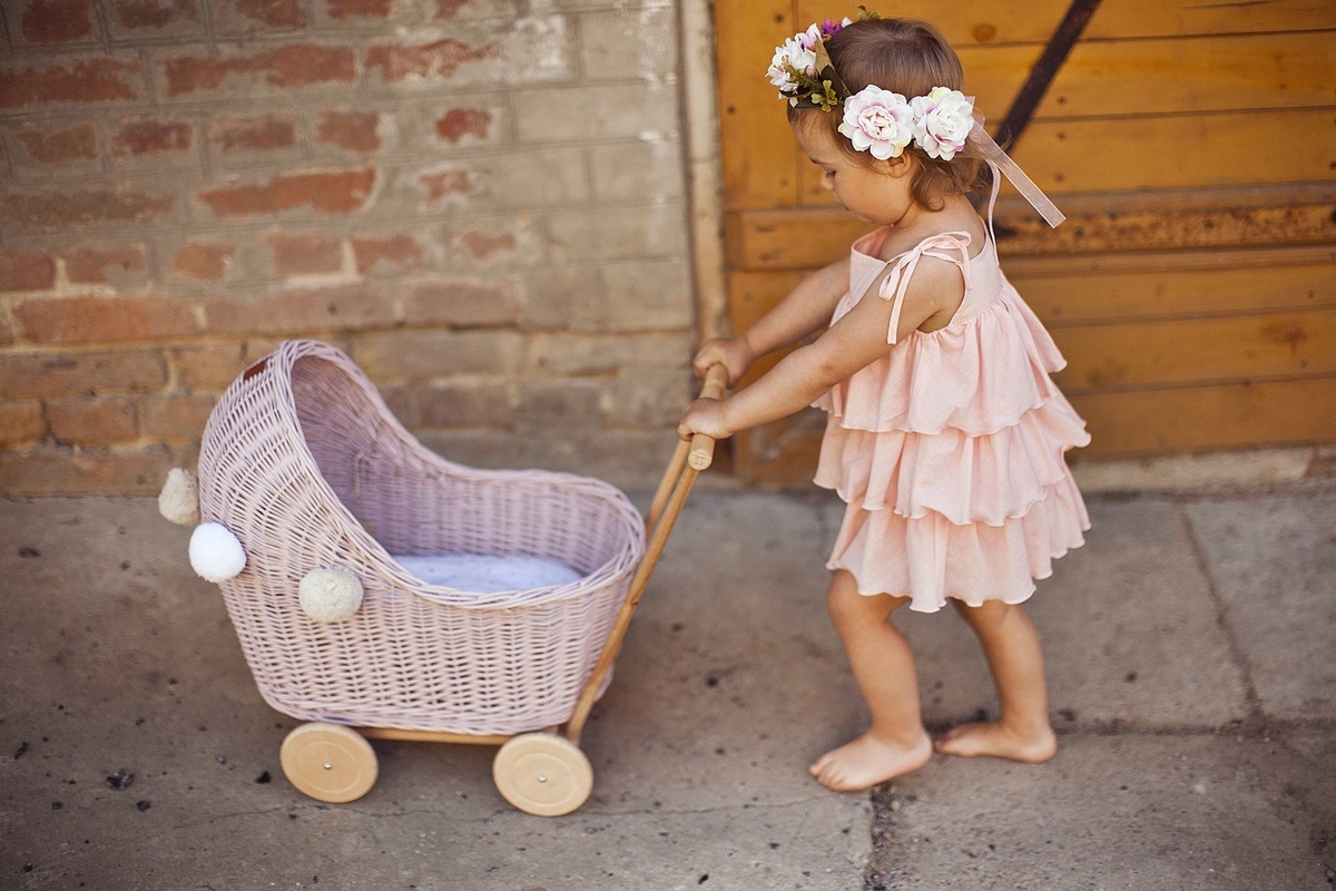 Proutěný kočárek pro panenky Lilu - růžový Pink stroller