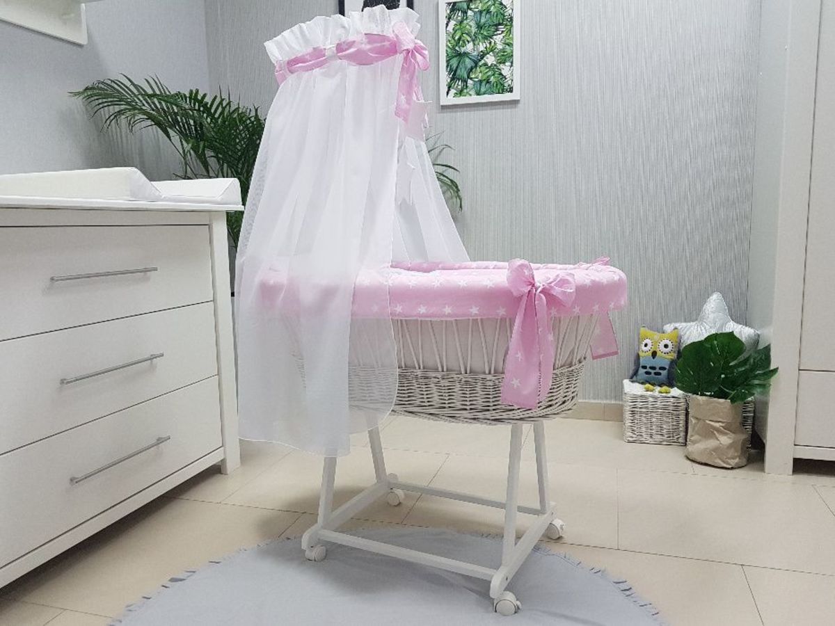Proutěná postýlka s výbavou pro miminko - růžové hvězdy pink stars