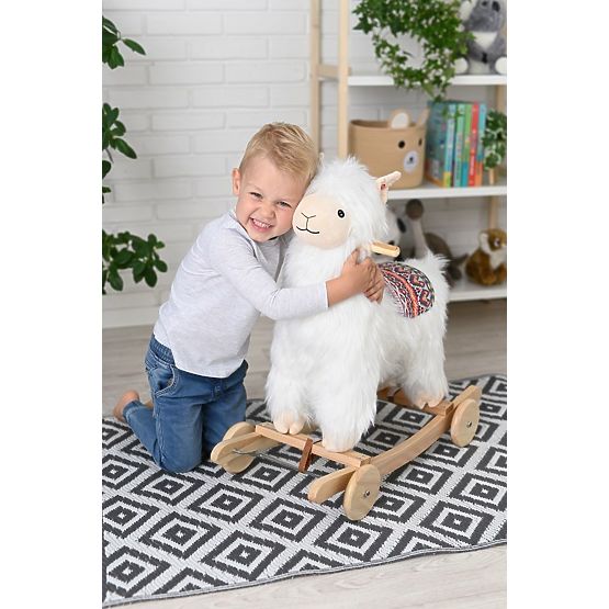 Alpaka na houpacím koni s kolečky