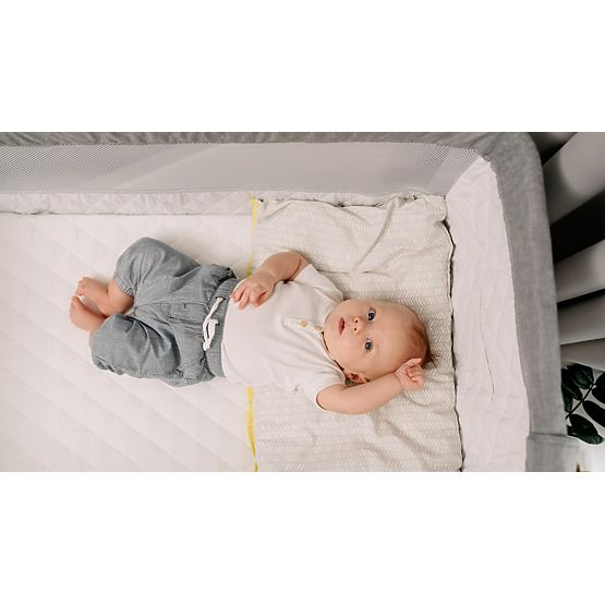 Cestovní postýlka k posteli rodičů Theo - světle šedá