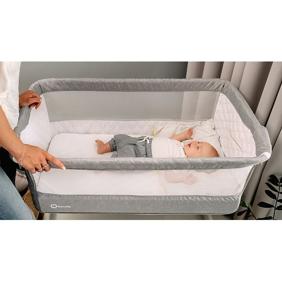 Cestovní postýlka k posteli rodičů Theo - světle šedá