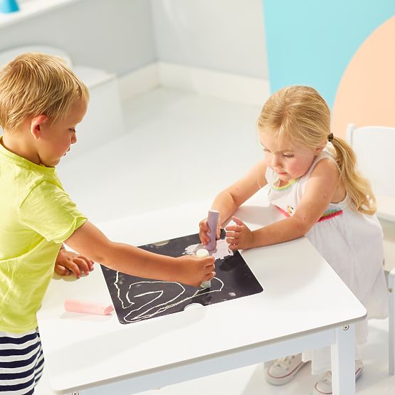 Dětský stoleček Crafty 2v1 + 2 židličky