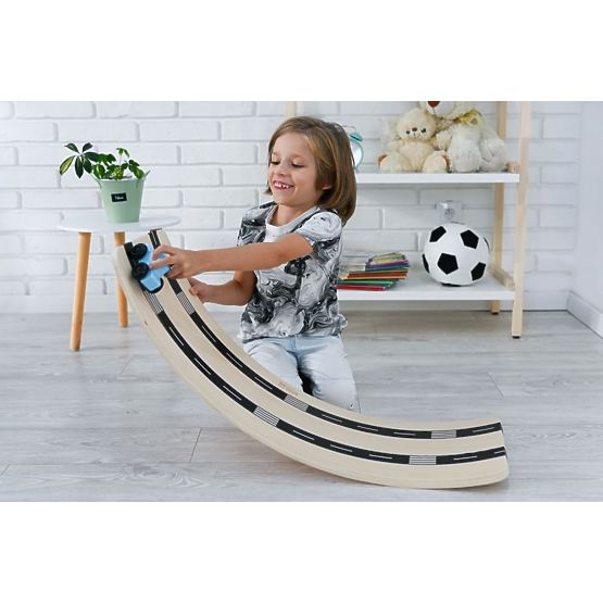 Dřevěná balanční deska s autíčkem a cestou