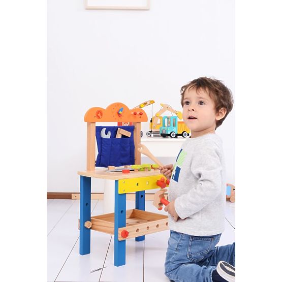 Dřevěná dílna se spoustou nářadí