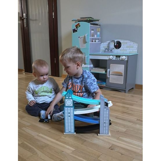 Dřevěná klouzačka s mrakodrapy