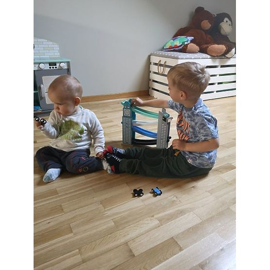 Dřevěná klouzačka s mrakodrapy