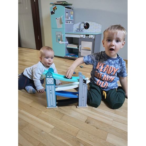 Dřevěná klouzačka s mrakodrapy