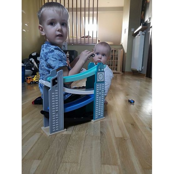 Dřevěná klouzačka s mrakodrapy