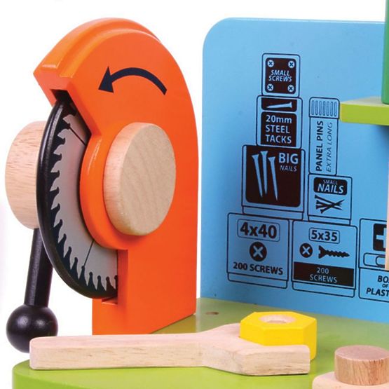 Dřevěná kutilská dílna s nářadím