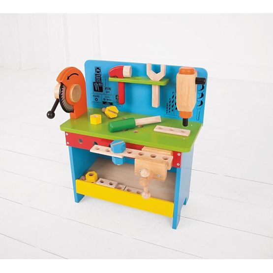 Dřevěná kutilská dílna s nářadím