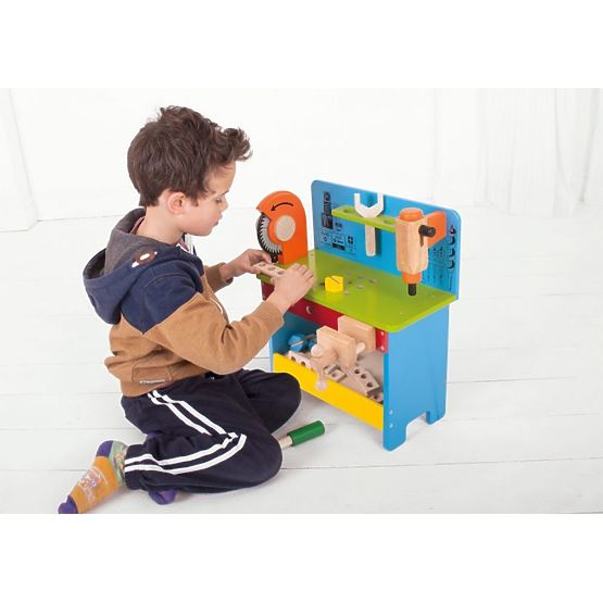 Dřevěná kutilská dílna s nářadím