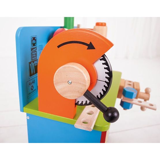 Dřevěná kutilská dílna s nářadím