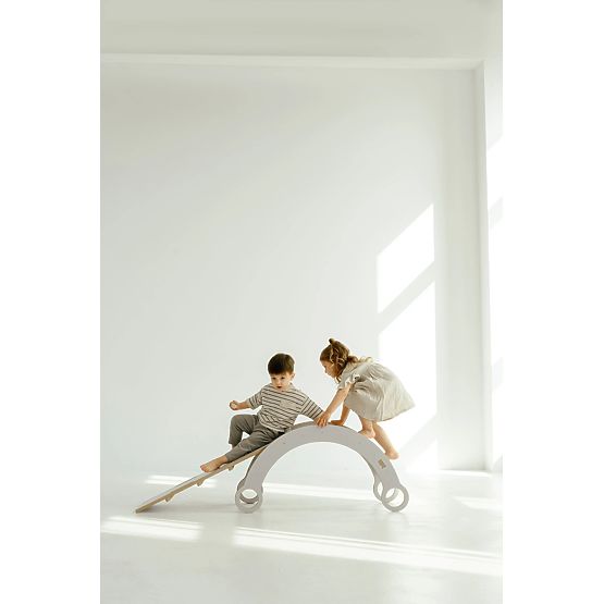 Dřevěná Montessori houpačka se skluzavkou/lezeckou stěnou M - bílá