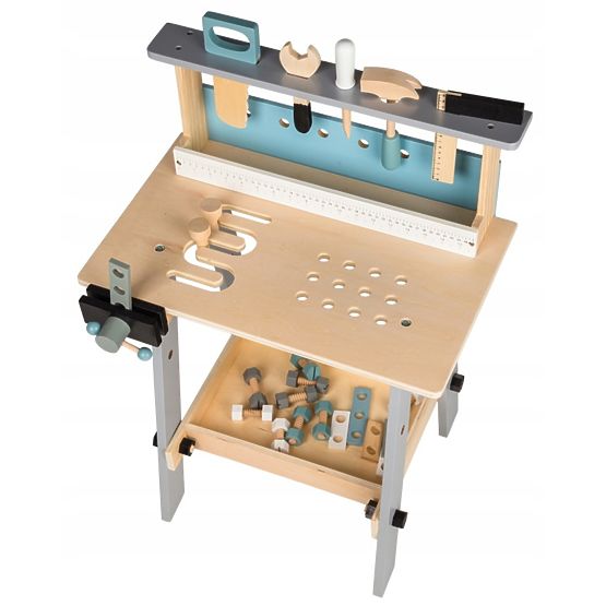 Dřevěná pracovní dílna s nářadím