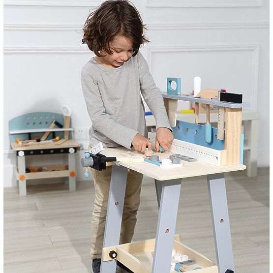 Dřevěná pracovní dílna s nářadím