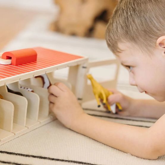 Dřevěná stáj pro koně s 8 boxy