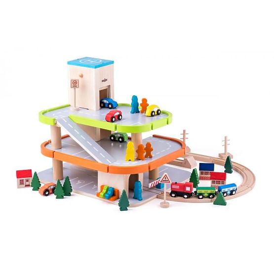 Dřevěné parkoviště s výtahem