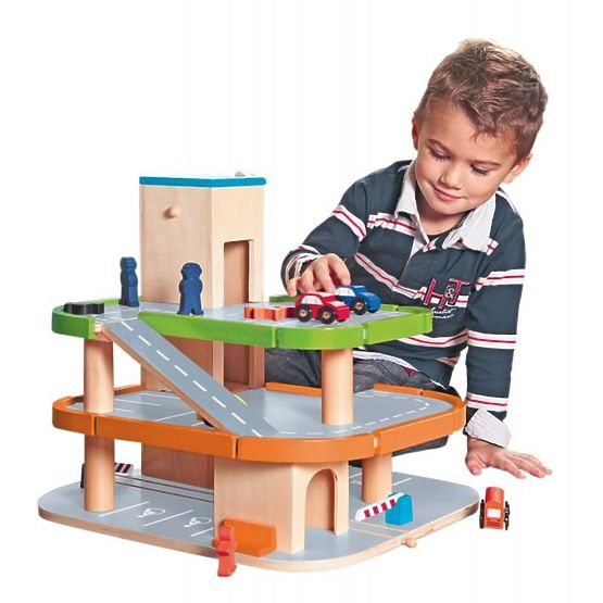 Dřevěné parkoviště s výtahem