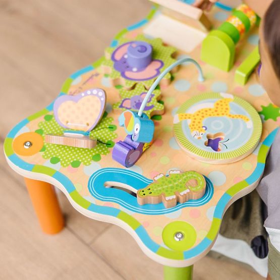 Dřevěný interaktivní stolek Melissa & Doug