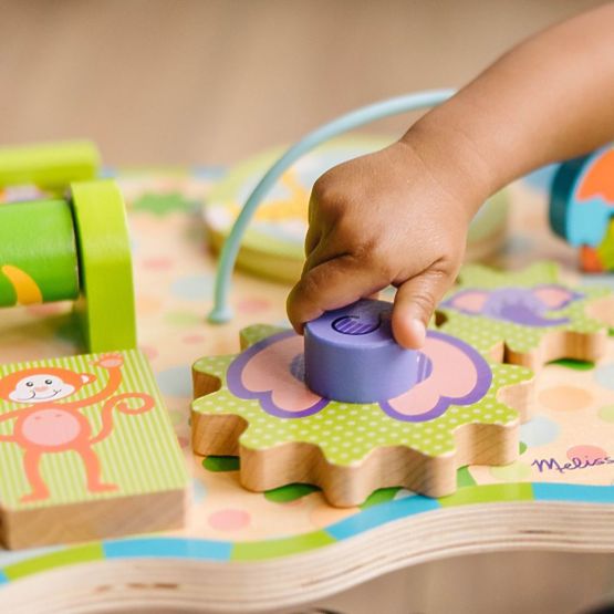 Dřevěný interaktivní stolek Melissa & Doug