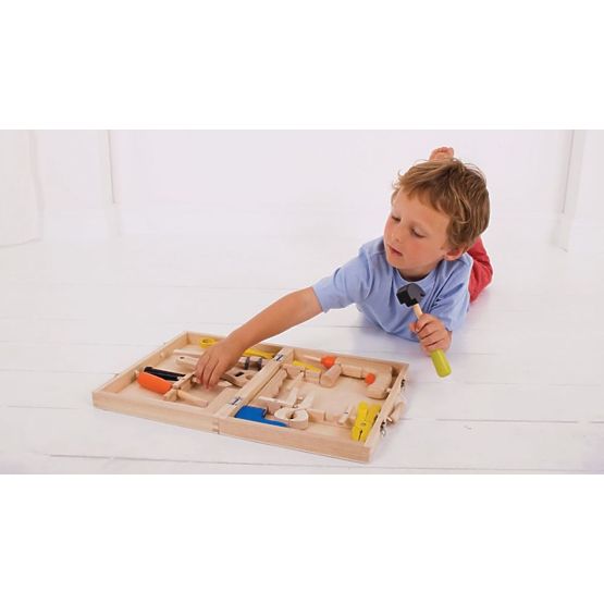 Dřevěný kufřík s nářadím