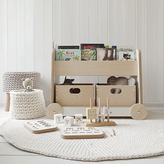 Dřevěný regál na kolečkách