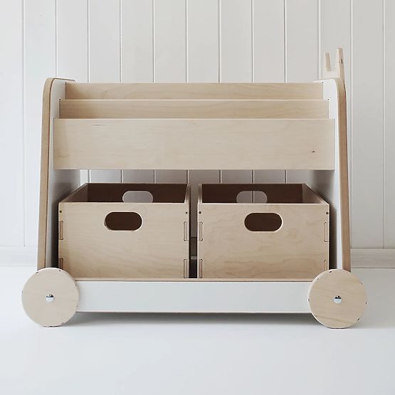 Dřevěný regál na kolečkách