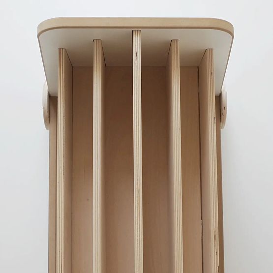 Dřevěný regál na kolečkách