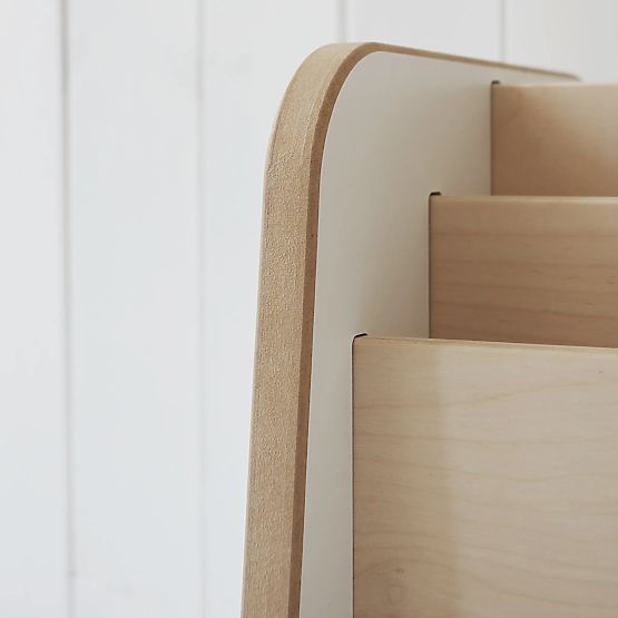 Dřevěný regál na kolečkách