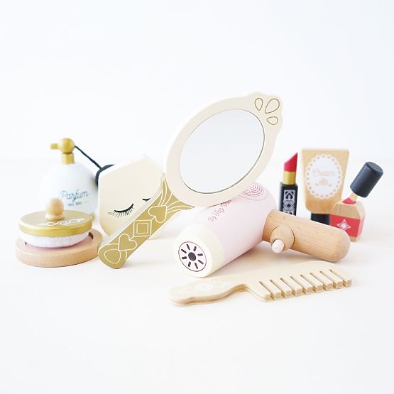 Kosmetická taška s dřevěnými doplňky