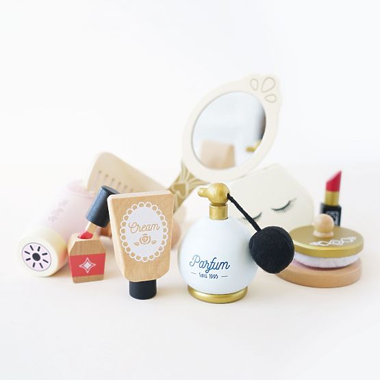 Kosmetická taška s dřevěnými doplňky