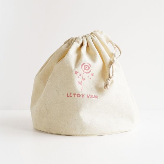 Kosmetická taška s dřevěnými doplňky