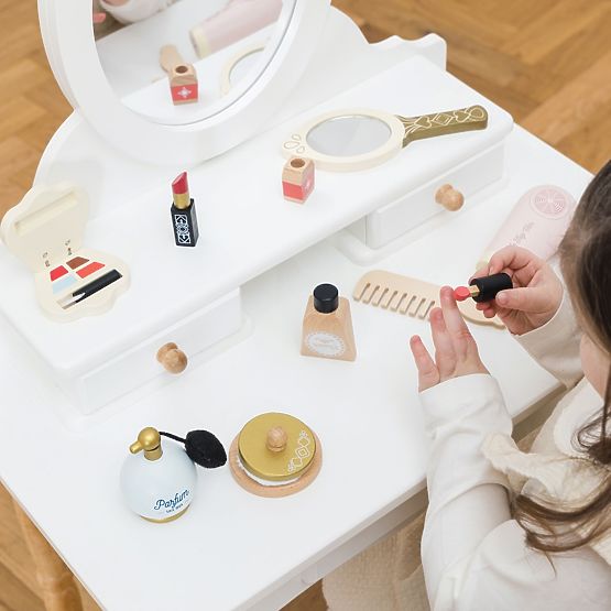 Kosmetická taška s dřevěnými doplňky