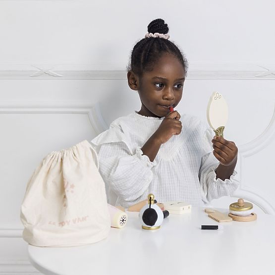 Kosmetická taška s dřevěnými doplňky