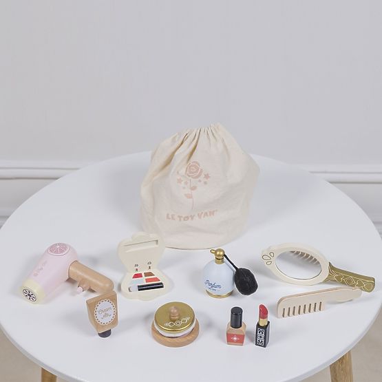 Kosmetická taška s dřevěnými doplňky