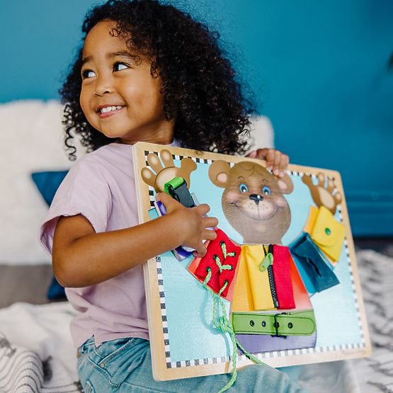 Melissa and Doug - Motorická tabule Obleč medvídka