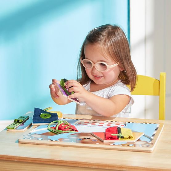 Melissa and Doug - Motorická tabule Obleč medvídka