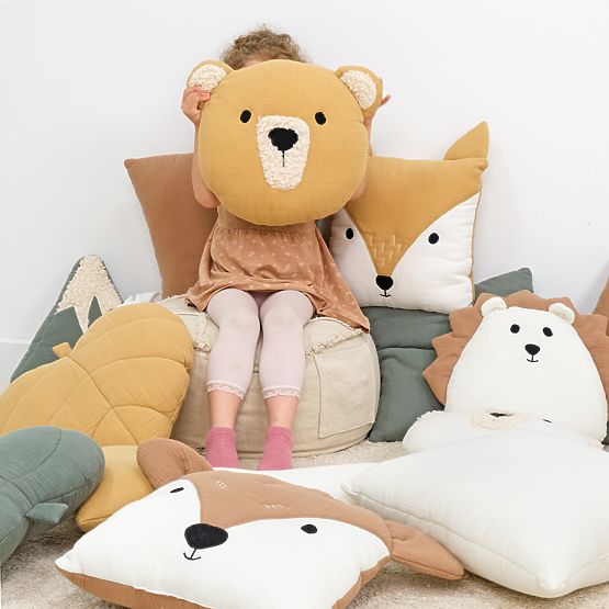 Mušelínový polštářek Ourbaby Ø 35 cm Medvěd - hořčicový