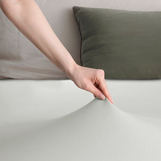 Prostěradlo AMBER barva bílá klasický styl materiál jersey 80-90x200 DecoKing