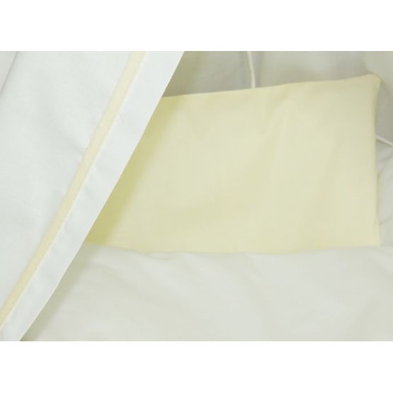 Proutěná postýlka s bílo-krémovou sadou povlečení