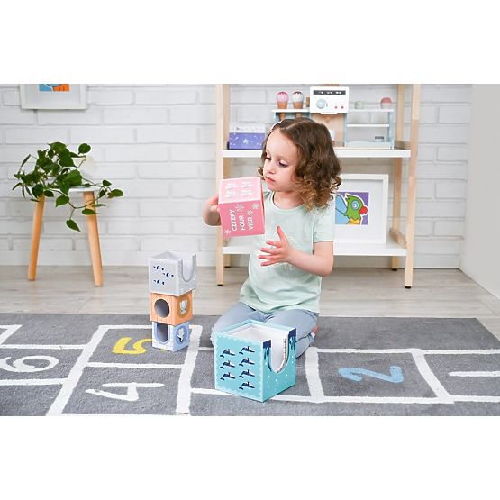 Pyramida z kelímků arktická zvířata