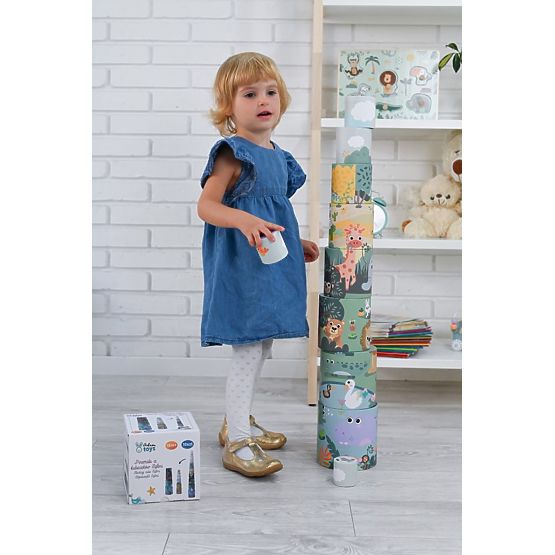 Pyramida z kelímků Safari