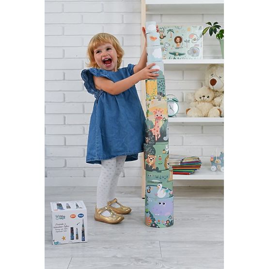 Pyramida z kelímků Safari