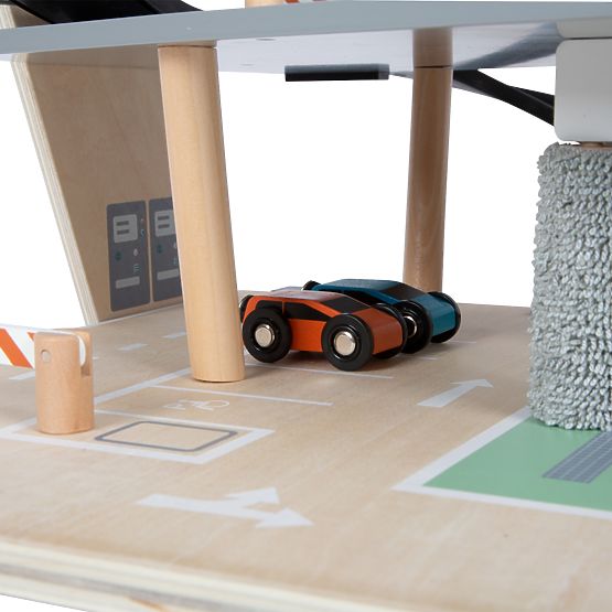 small foot Dřevěné závodní parkoviště