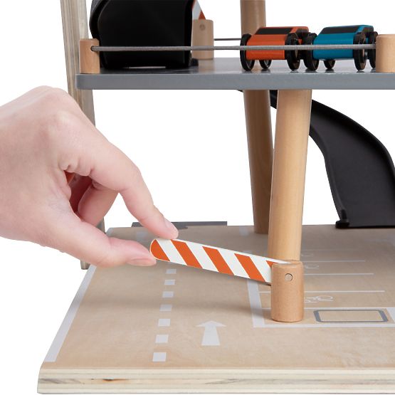 small foot Dřevěné závodní parkoviště