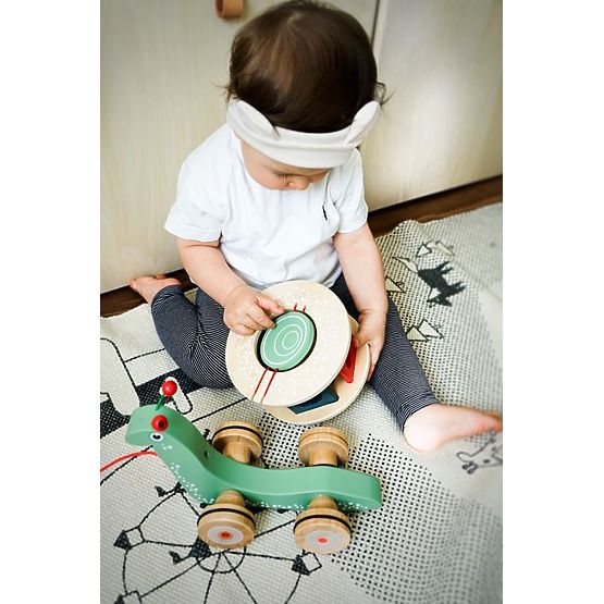 Šnek s třídicím boxem na šňůrce Montessori