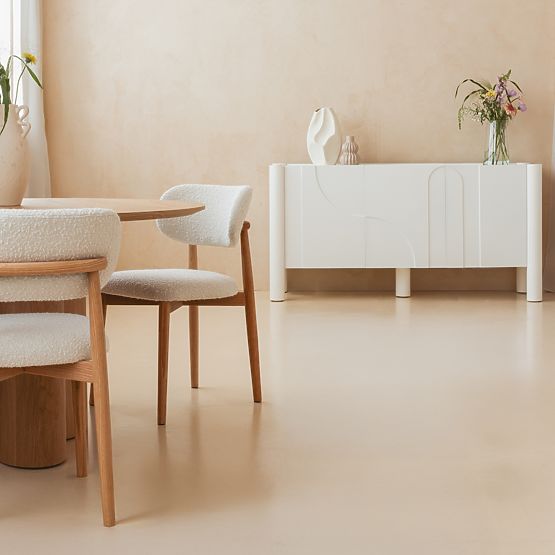 Třídveřová komoda Lunaria s frézovaným čelem, bílá