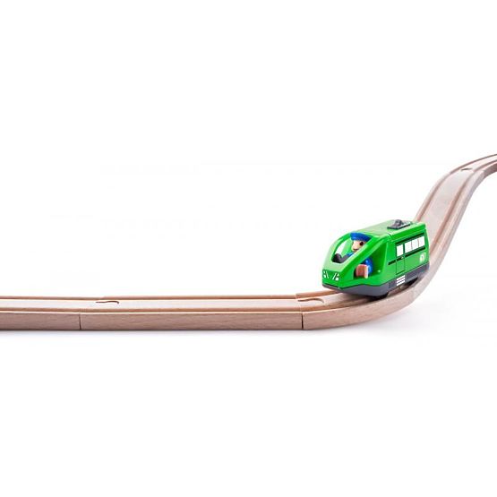 Vlak s bateriovým strojvedoucím zelený