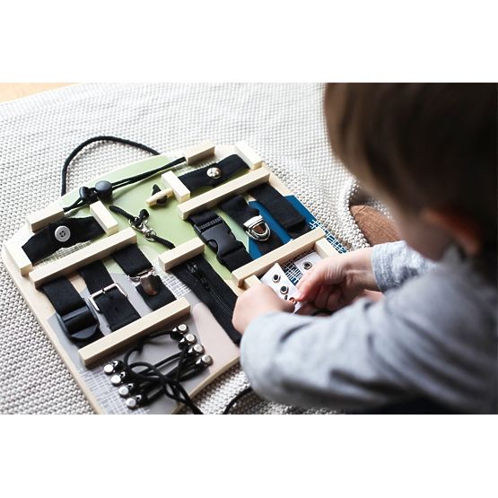 Vzdělávací tabule s přezkami, sponami a šněrováním