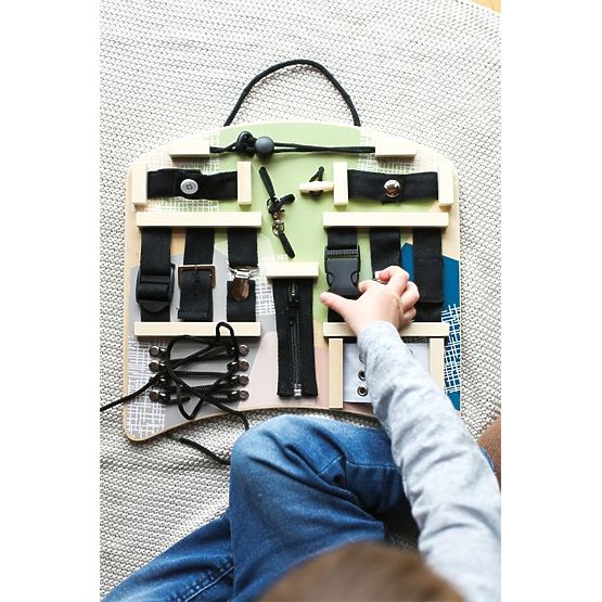 Vzdělávací tabule s přezkami, sponami a šněrováním